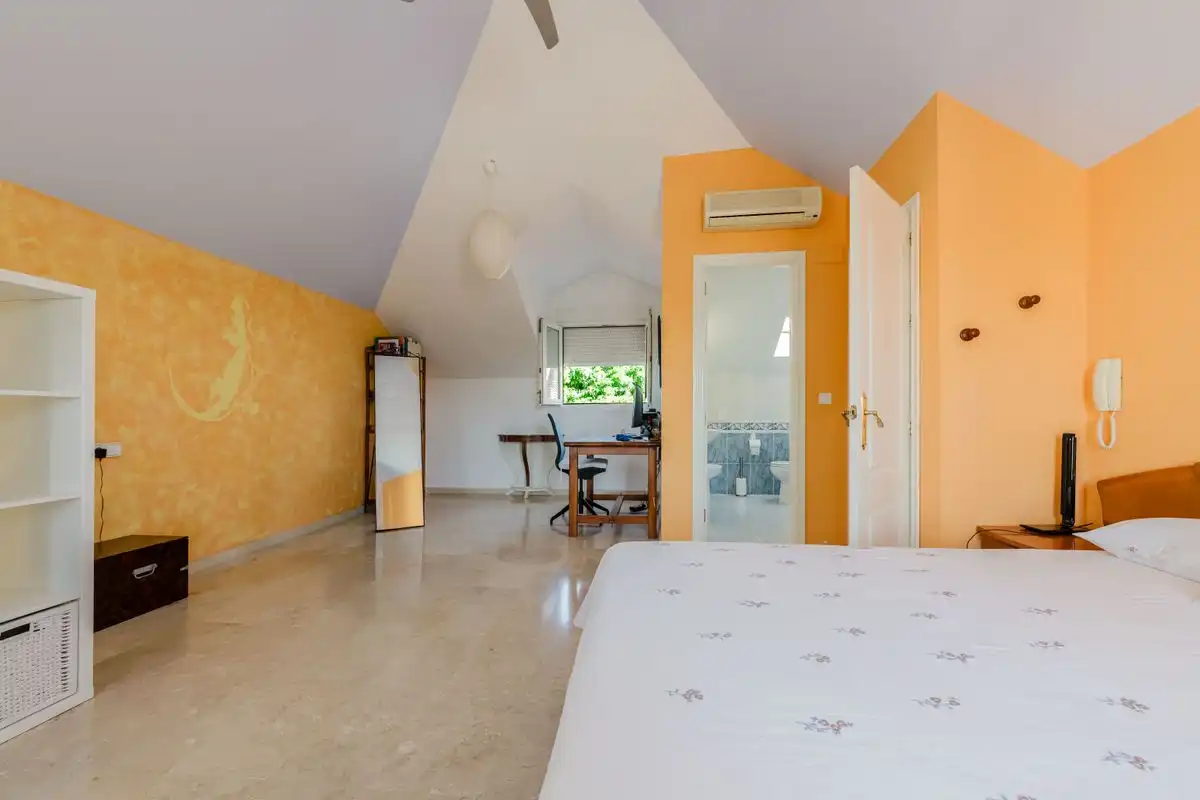Dormitori de Casa o xalet en venda en Almensilla amb Aire condicionat, Calefacció i Jardí privat