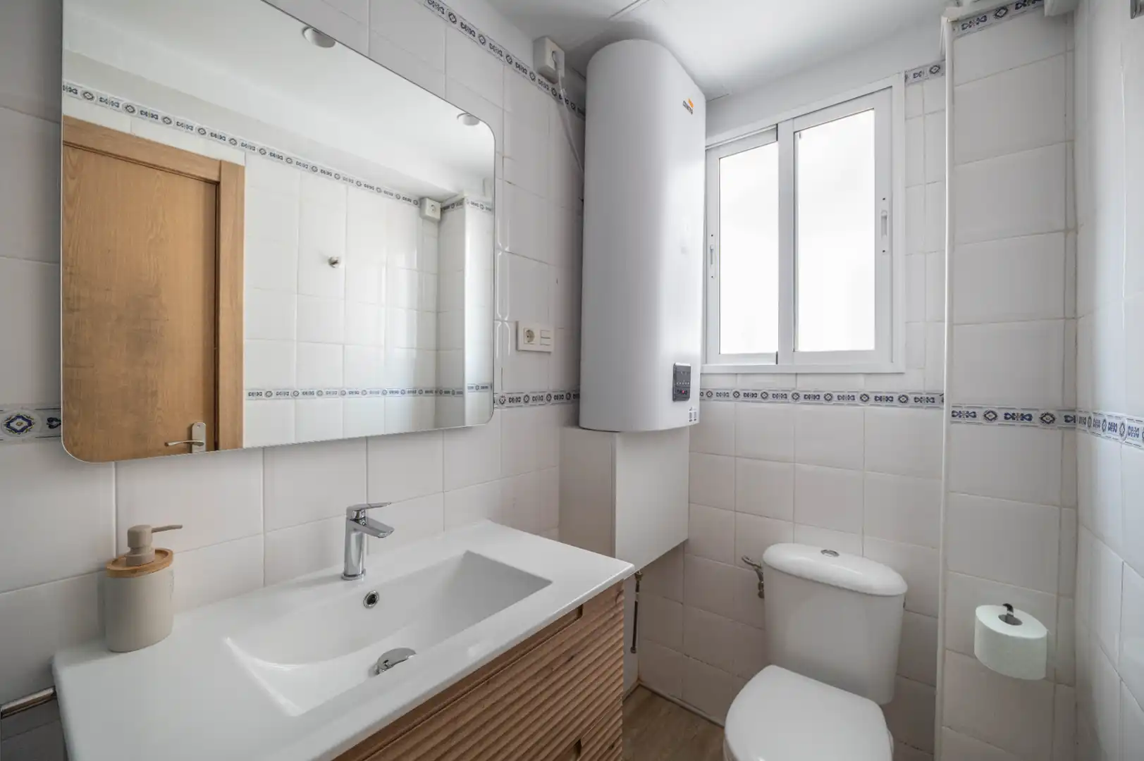 Bathroom of Flat for rent in Granada  with Air Conditioner, Heating and Furnished