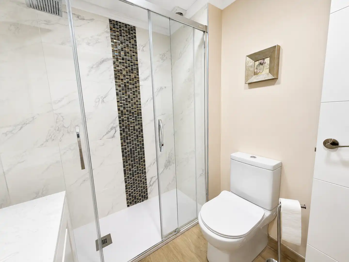 Bathroom of Flat for sale in Getafe  with Air Conditioner, Heating and Storage room