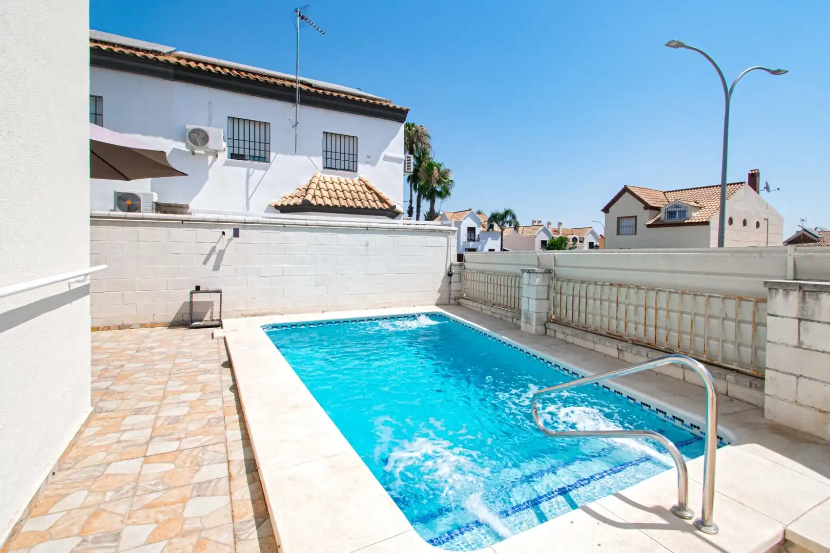 Piscina de Casa adosada en venda en Espartinas amb Aire condicionat, Jardí privat i Traster