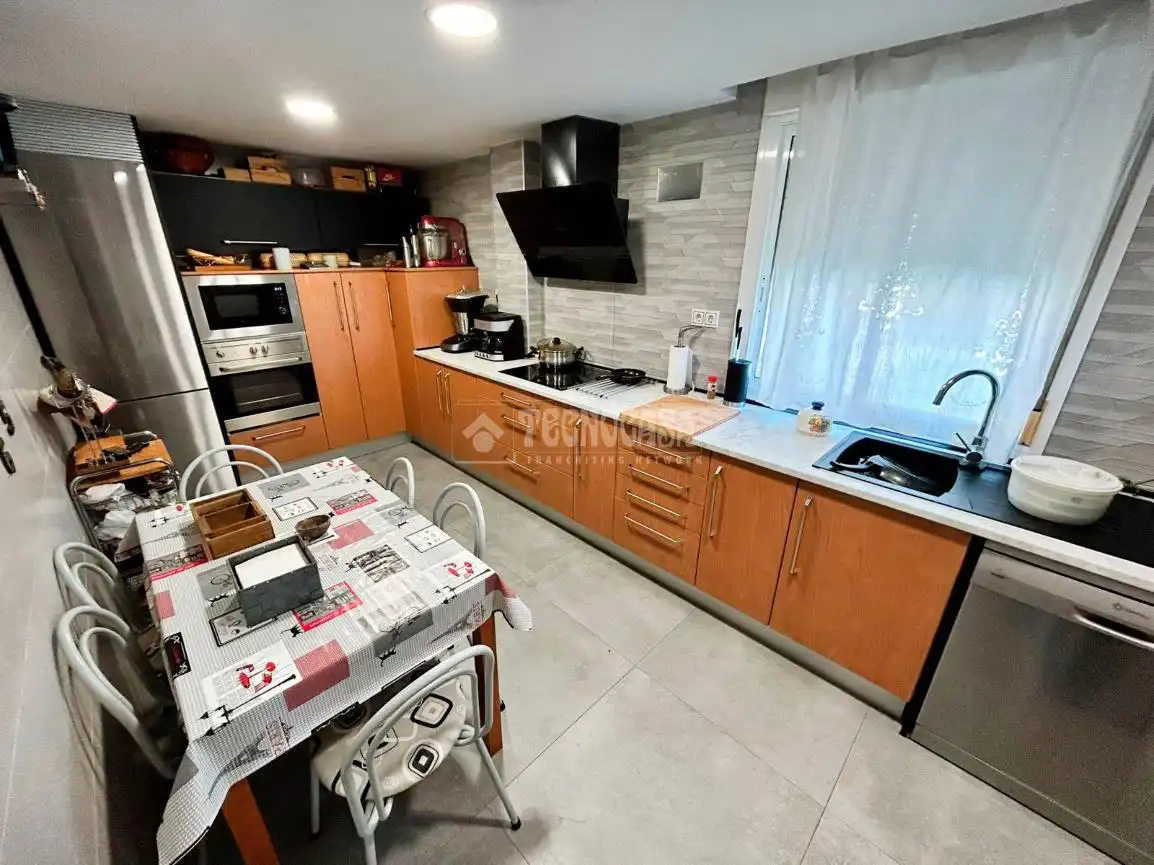 Cuina de Casa o xalet en venda en La Puebla de Alfindén amb Aire condicionat, Calefacció i Terrassa