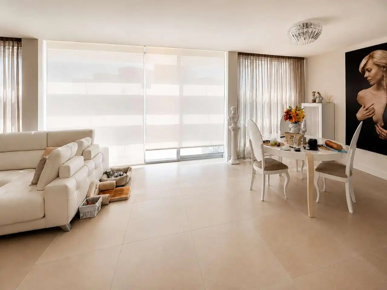 Sala d'estar de Casa adosada en venda en Sotogrande amb Aire condicionat, Calefacció i Jardí privat