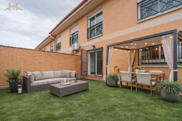 Casa adosada en Venta en Calle Azucena en Chueca