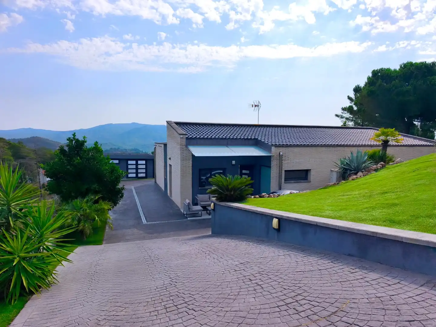 Vista exterior de Casa o xalet en venda en Lloret de Mar amb Calefacció, Jardí privat i Terrassa