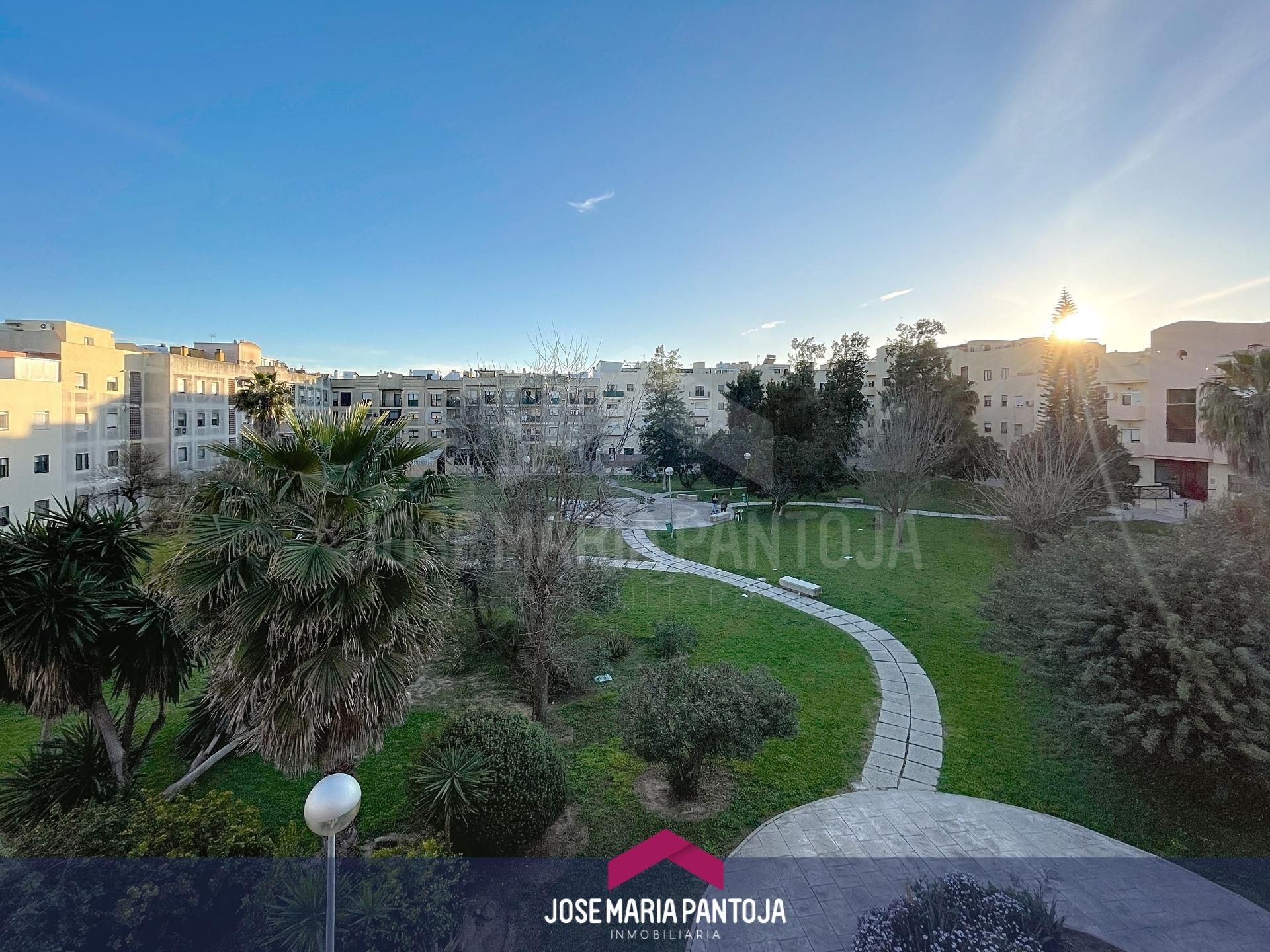 Vista exterior de Casa adosada en venda en Jerez de la Frontera amb Calefacció, Jardí privat i Terrassa