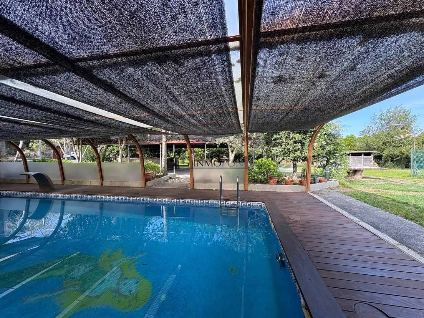 Piscina de Casa o xalet en venda en Pontevedra Capital  amb Jardí privat