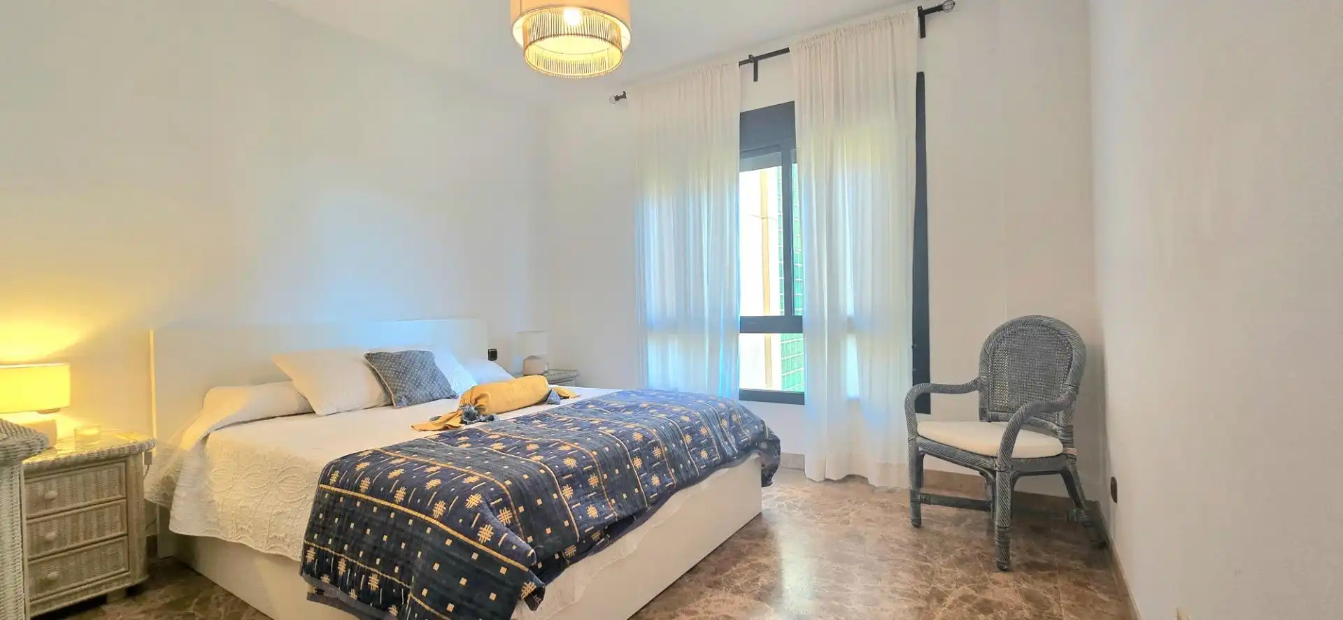 Dormitori de Pis de lloguer en Marbella amb Aire condicionat, Moblat i Jacuzzi