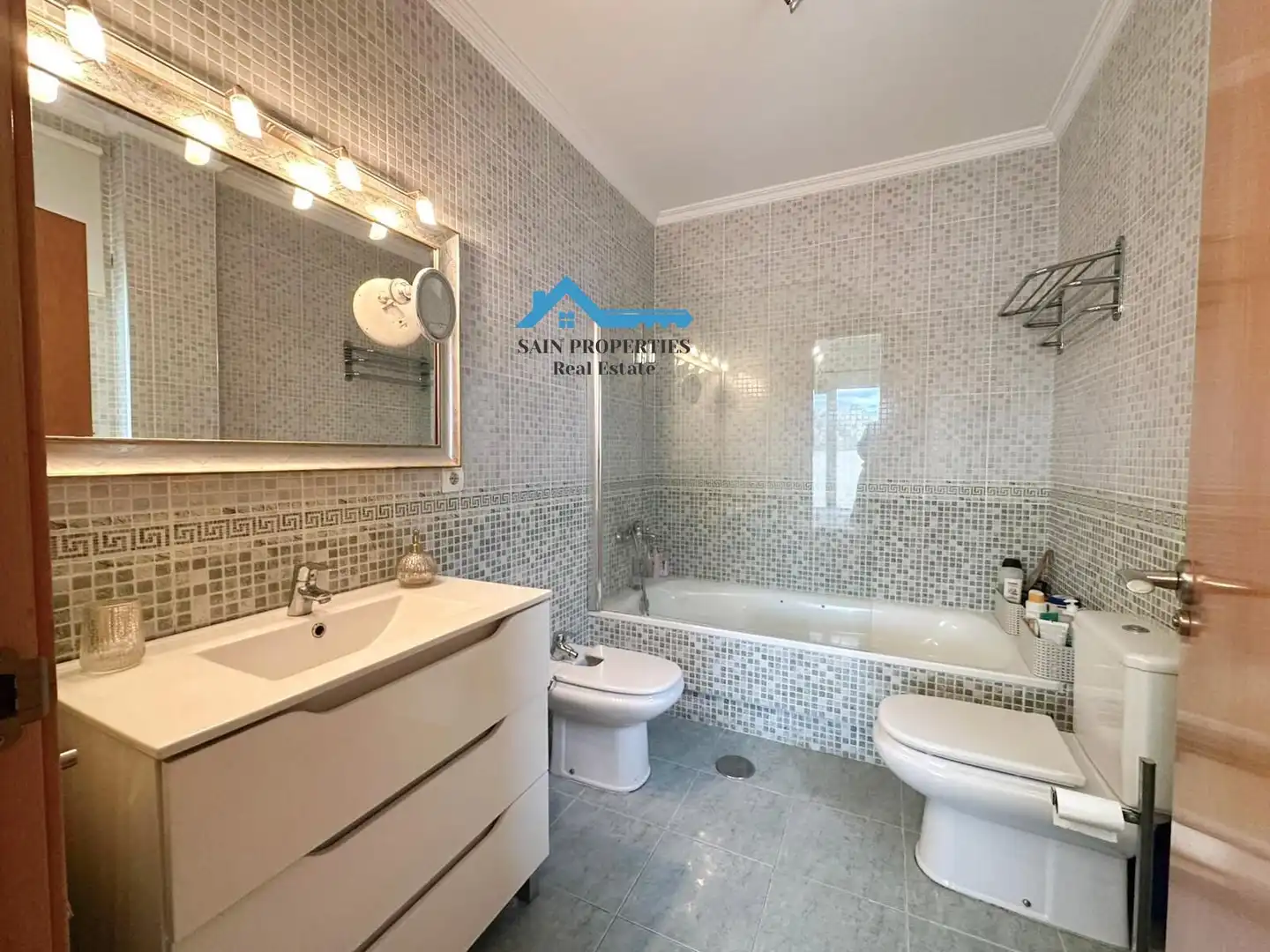 Bathroom of Detached homes for sale in L'Alfàs del Pi  with Air Conditioner, Private garden and Storage room
