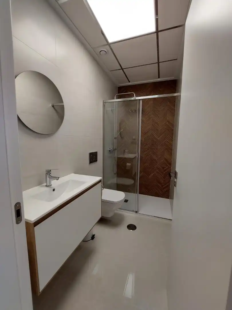 Bany de Apartament de lloguer en Torrevieja amb Aire condicionat, Calefacció i Piscina