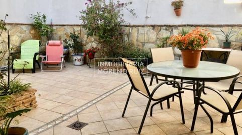 CASA CON PATIO Y COCHERA.