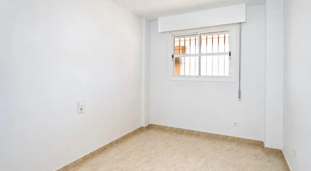 Habitación de Piso en venta en Roquetas de Mar con Jardín privado, Terraza y Piscina comunitaria