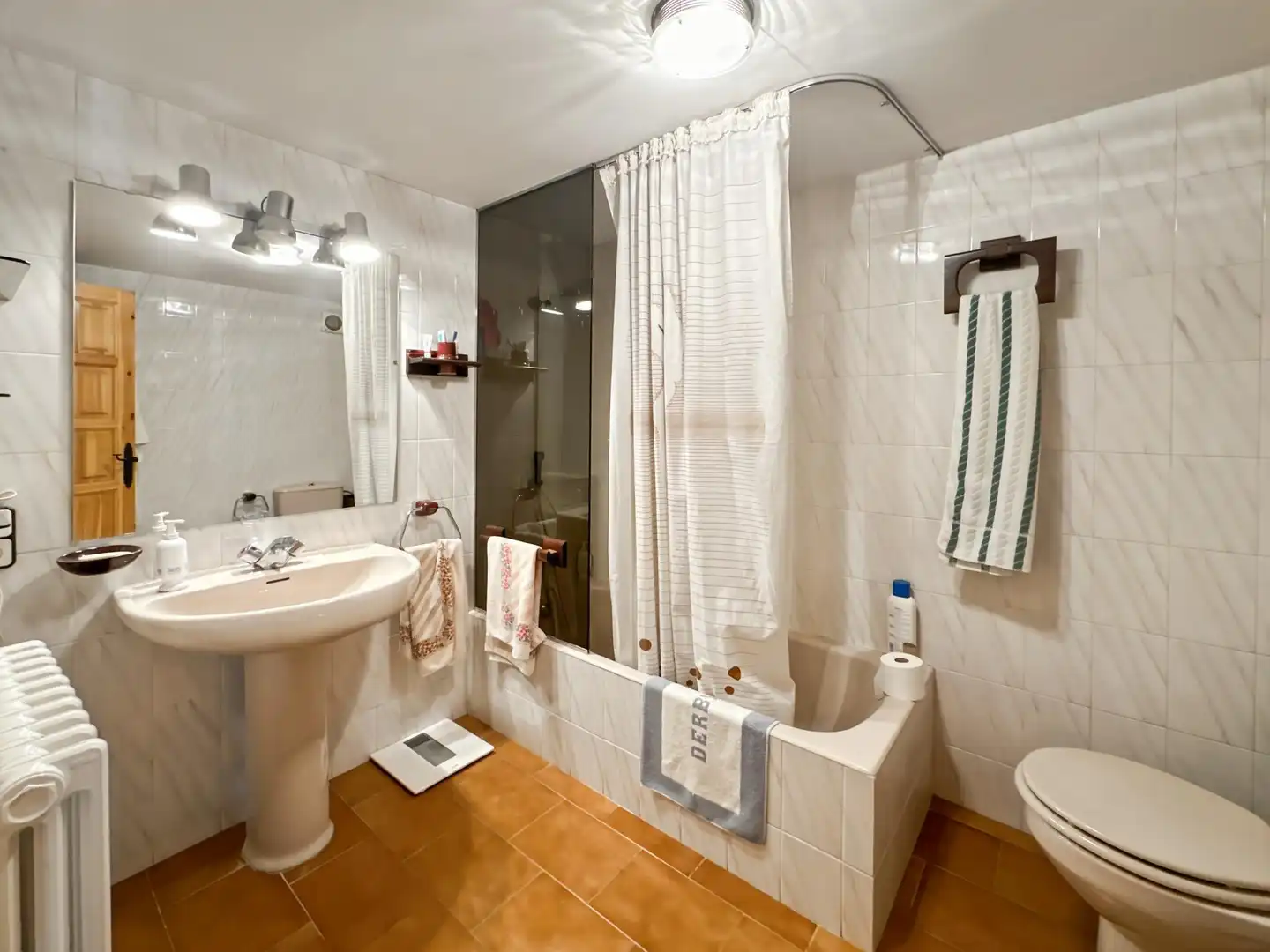 Badezimmer von Einfamilien-Reihenhaus zum Verkauf in Berga mit Heizung und Balkon