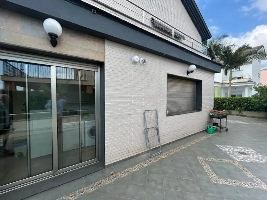 Vista exterior de Casa o xalet en venda en Gandia amb Aire condicionat, Jardí privat i Terrassa