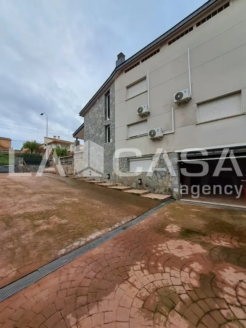 Aparcament de Casa o xalet en venda en Terrassa amb Terrassa i Piscina