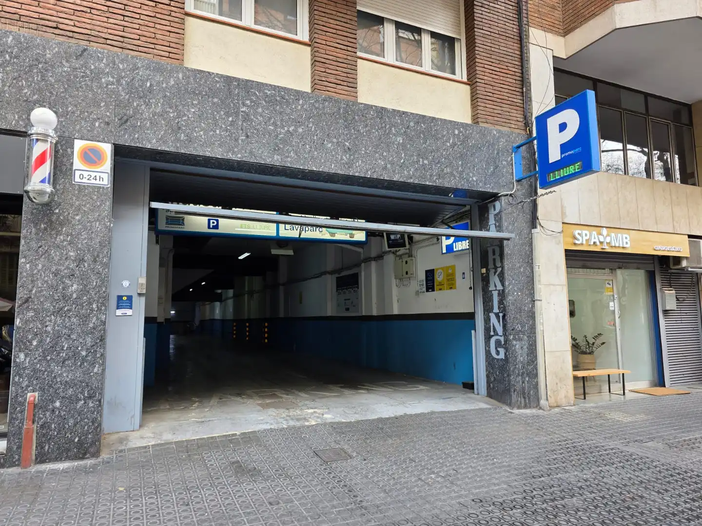 Individual con ascensor en alquiler en Carrer de la Indústria 9, imagen 5