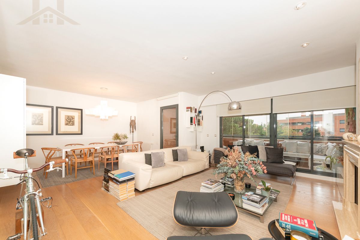 Living room of Flat for sale in Pozuelo de Alarcón  with Air Conditioner, Heating and Terrace