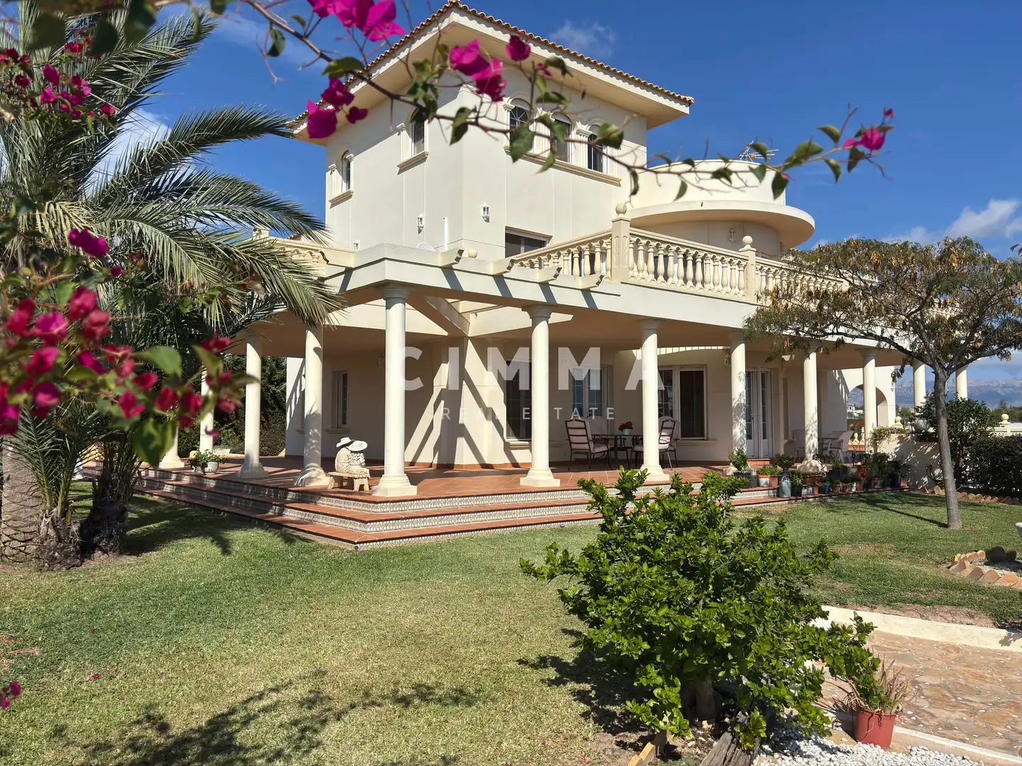 Chalet con piscina en venta en Urbanizaciones