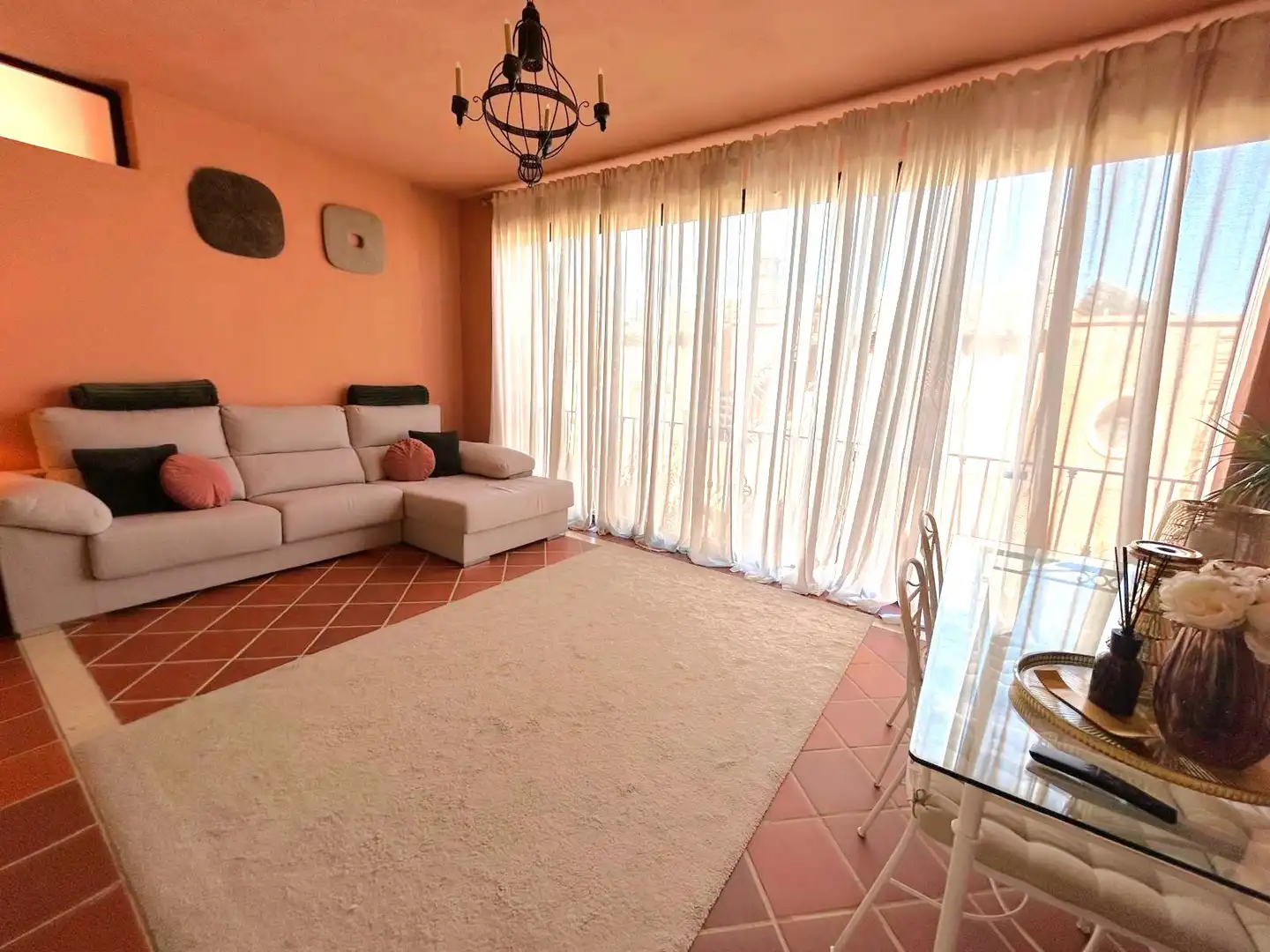 Sala d'estar de Casa adosada en venda en Estepona amb Aire condicionat, Calefacció i Terrassa