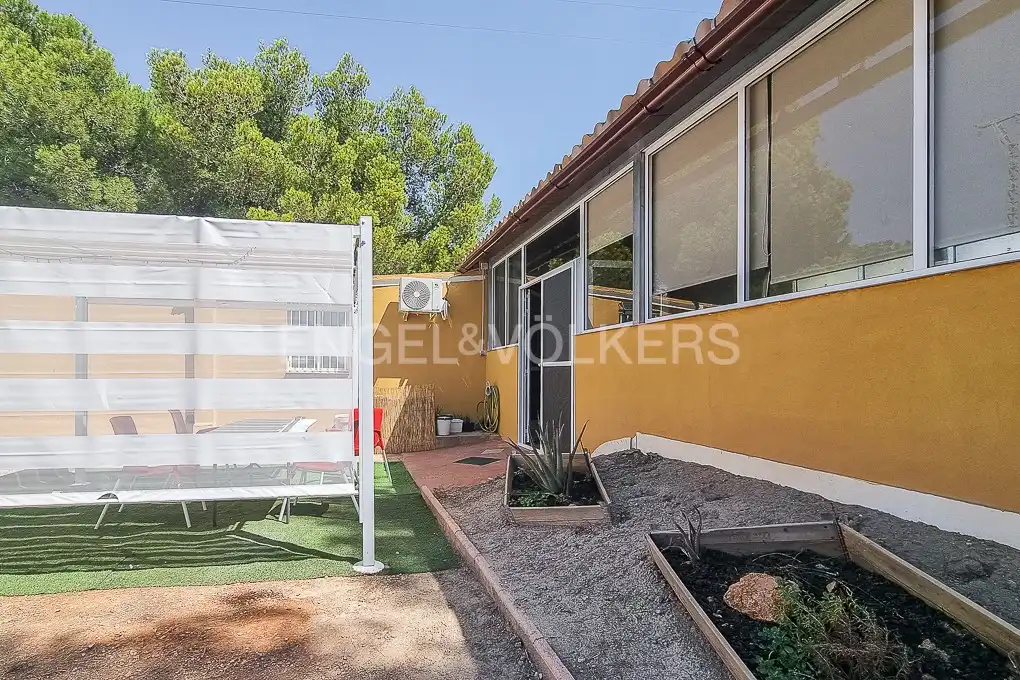 Vista exterior de Casa o chalet de alquiler en Montserrat con Calefacción, Jacuzzi y Se aceptan mascotas