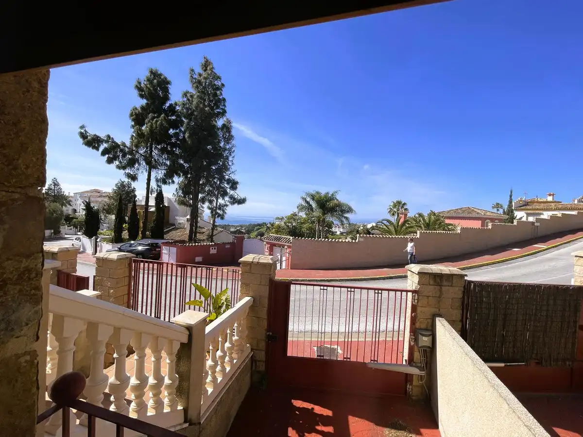 Außenansicht von Einfamilien-Reihenhaus zum Verkauf in Mijas mit Klimaanlage, Heizung und Privatgarten