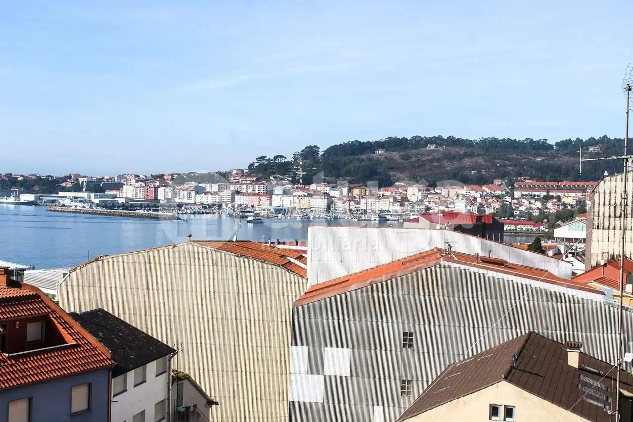 Vista exterior de Àtic en venda en Cangas  amb Calefacció, Traster i Moblat
