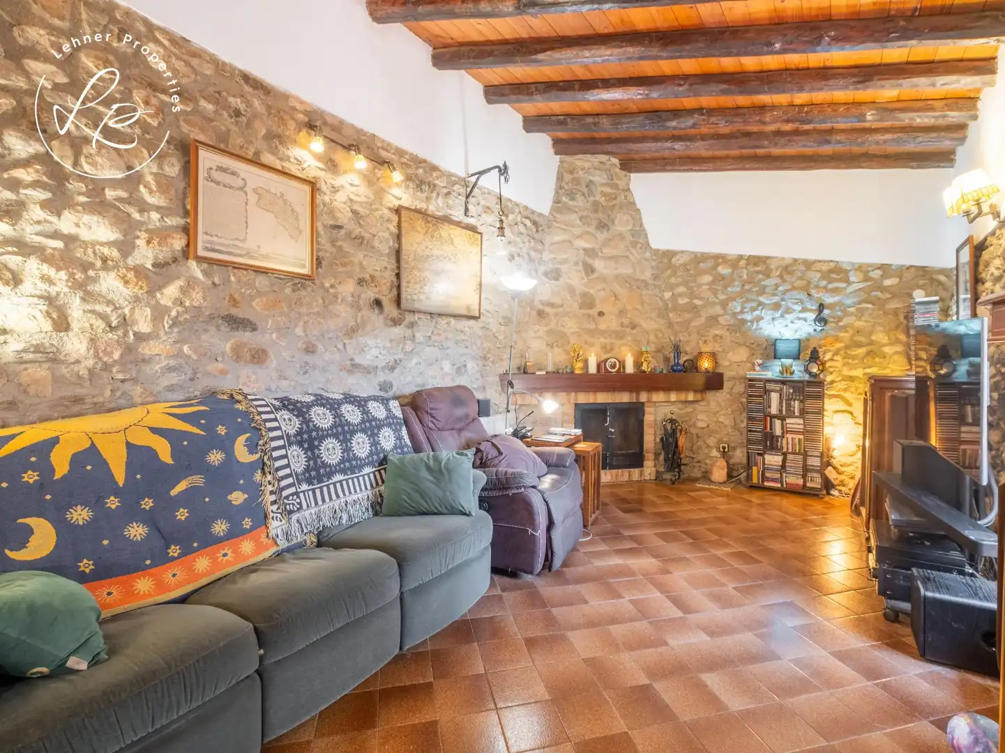 Sala d'estar de Finca rústica en venda en Garriguella amb Calefacció i Terrassa
