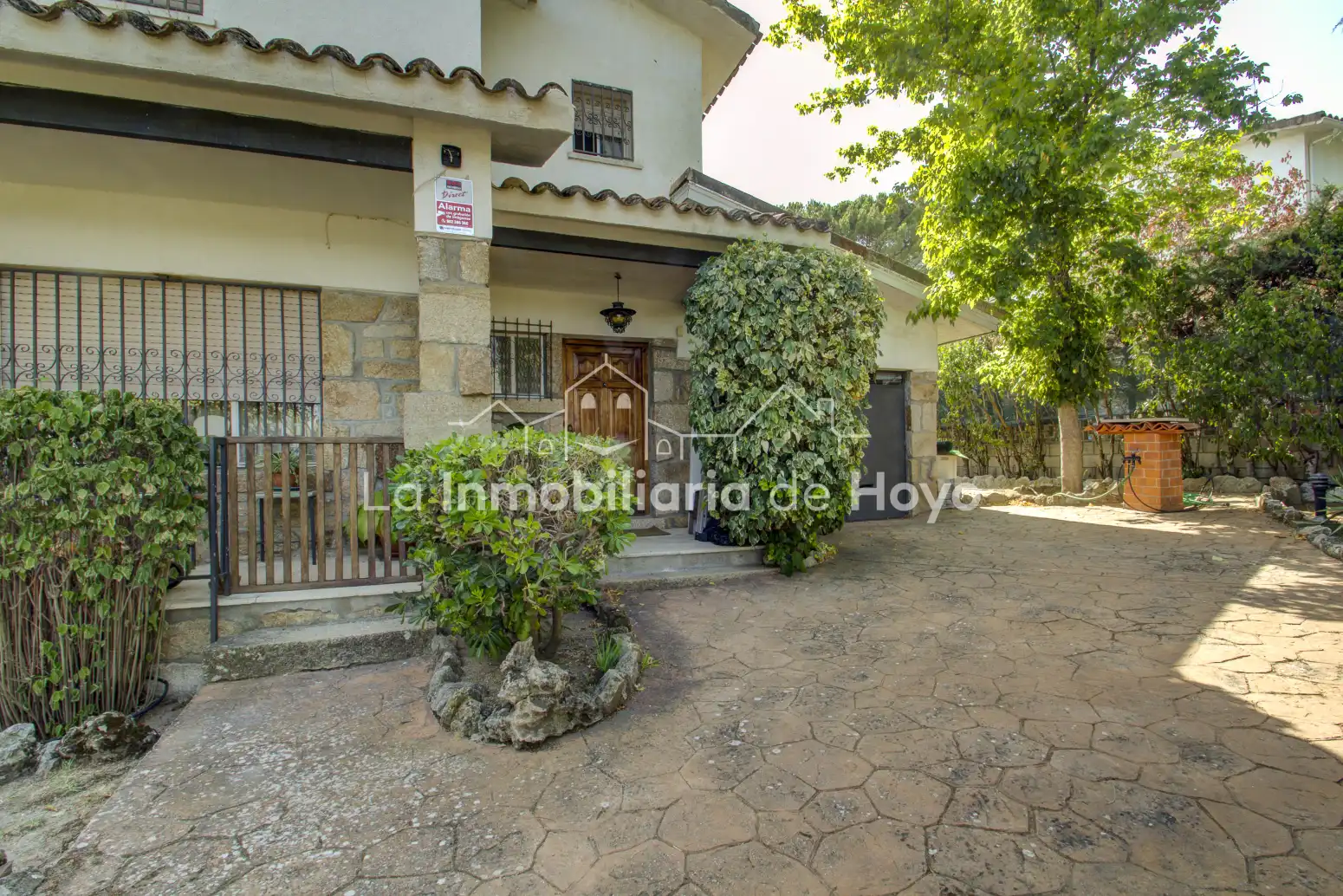 Vista exterior de Casa o xalet en venda en Hoyo de Manzanares amb Calefacció, Jardí privat i Terrassa