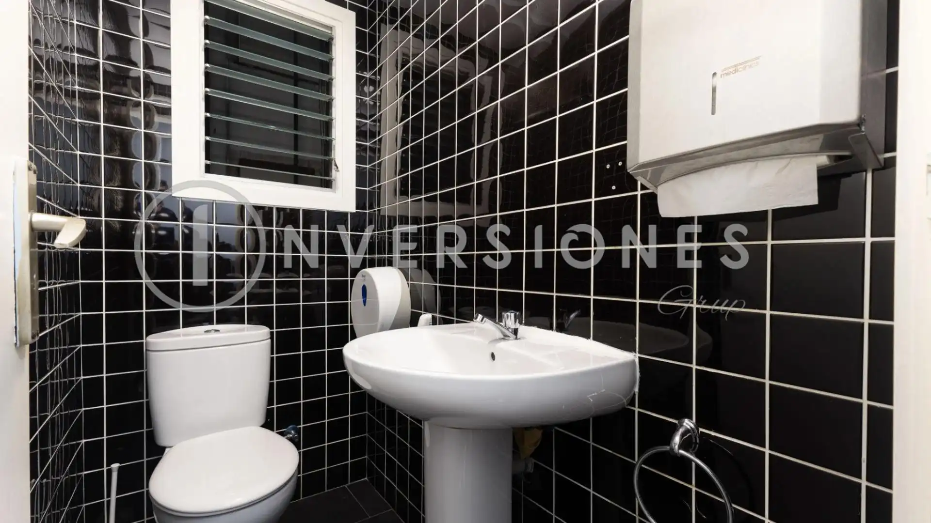 Baño de Oficina de alquiler en Barcelona con Aire acondicionado, Calefacción y Terraza