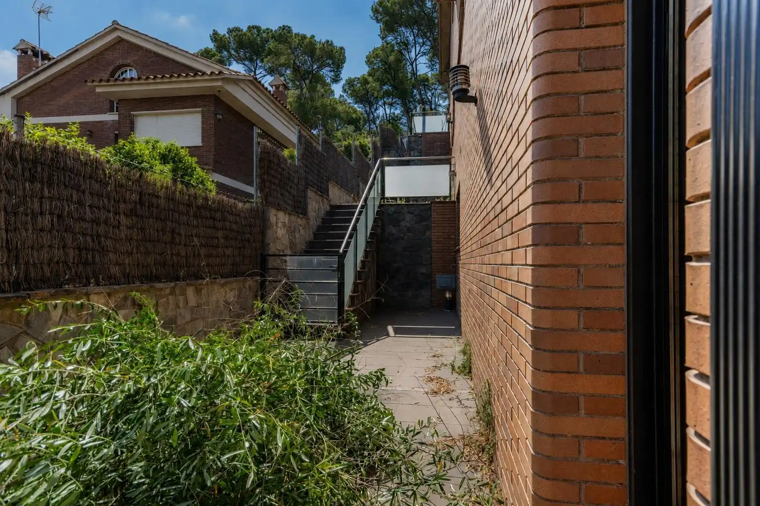 Vista exterior de Casa o chalet en venta en Cerdanyola del Vallès con Aire acondicionado, Calefacción y Jardín privado