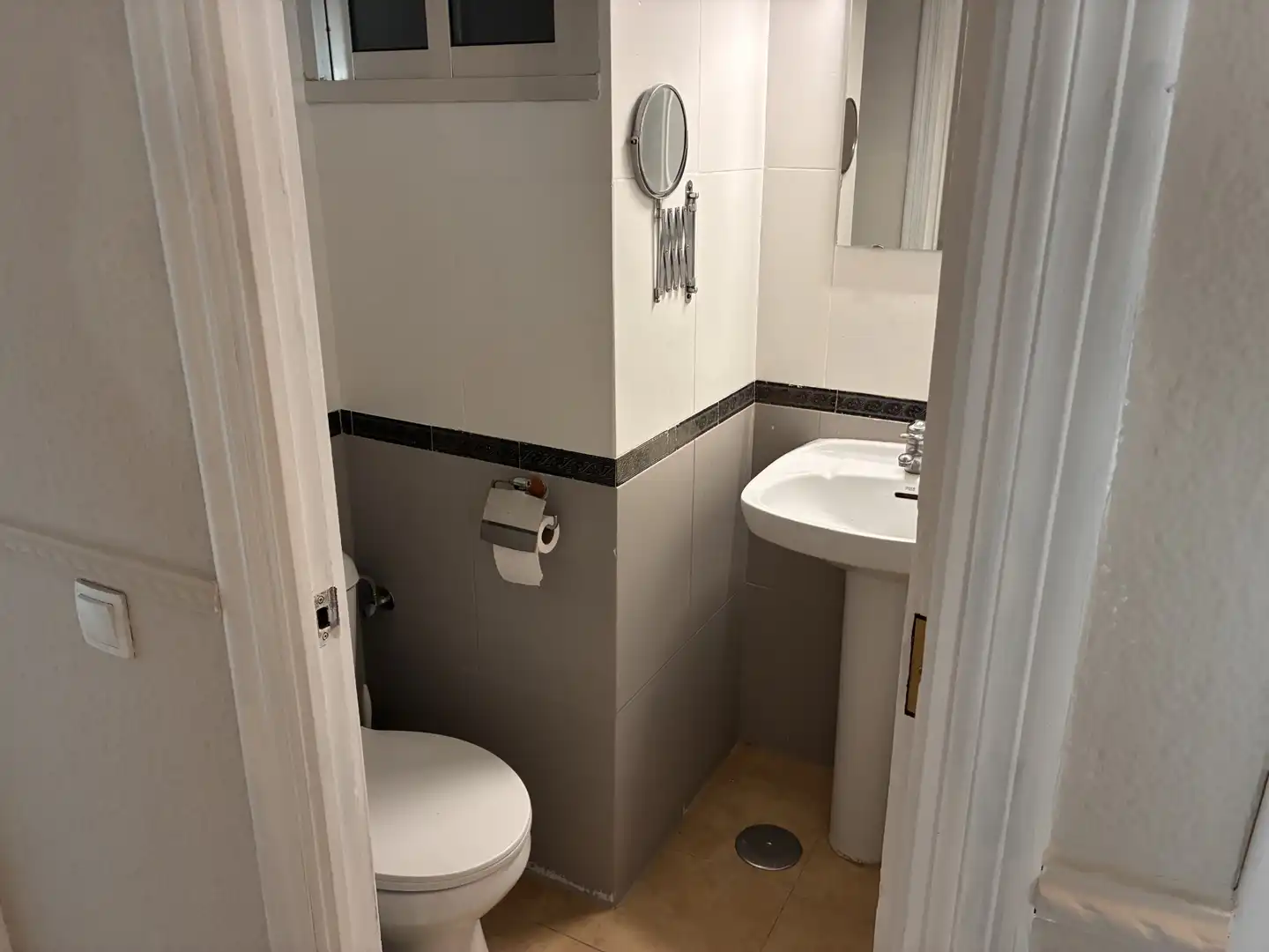 Bathroom of Flat for sale in Sevilla  with Air Conditioner and Terrace