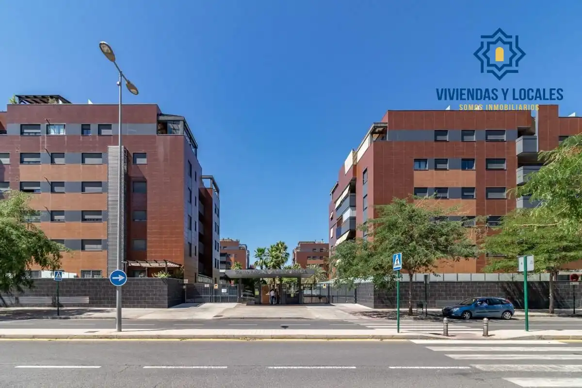 Vista exterior de Pis en venda en Granada amb Piscina comunitària
