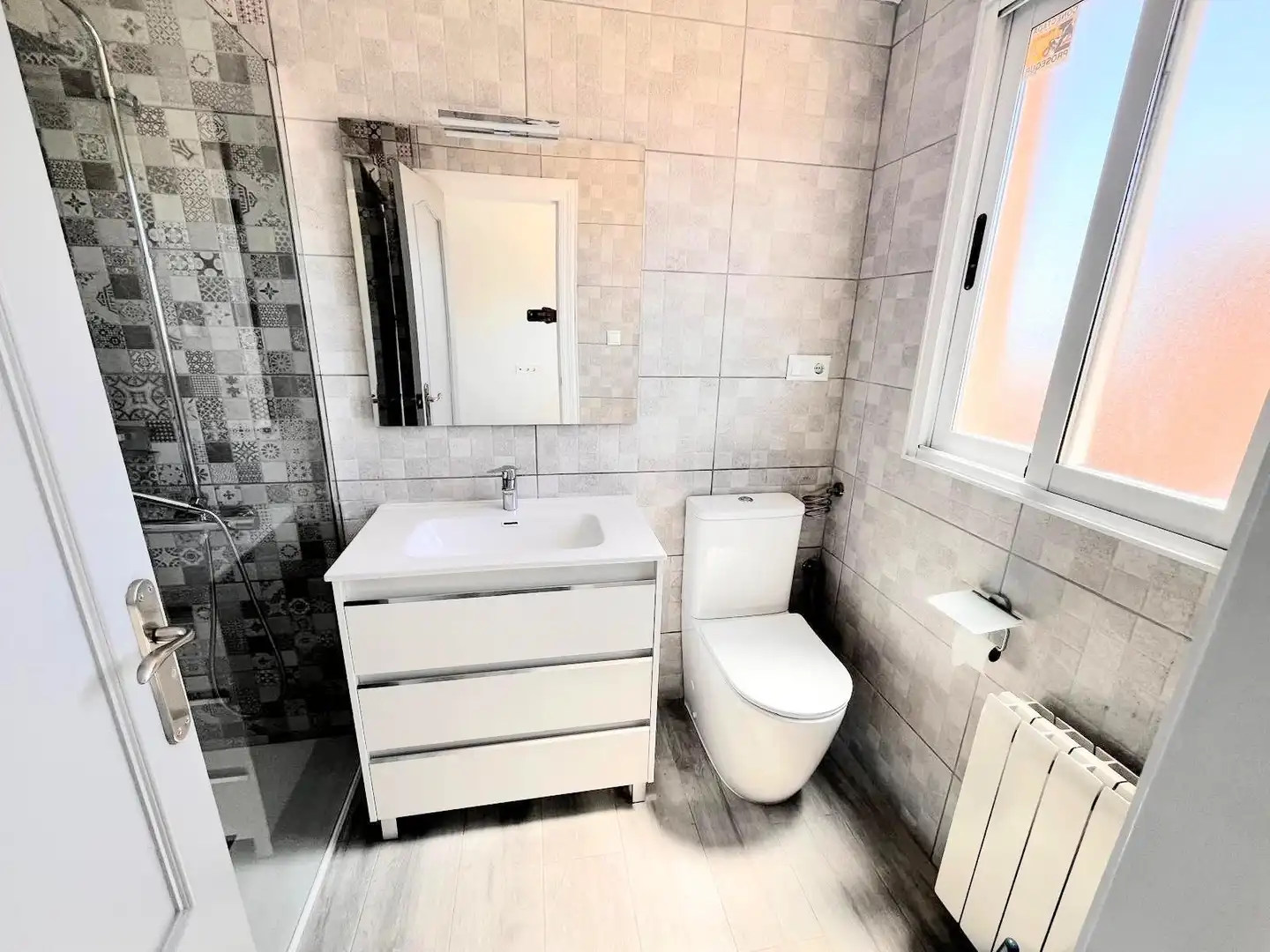 Badezimmer von Erdgeschoss zum Verkauf in La Nucia mit Klimaanlage, Heizung und Privatgarten