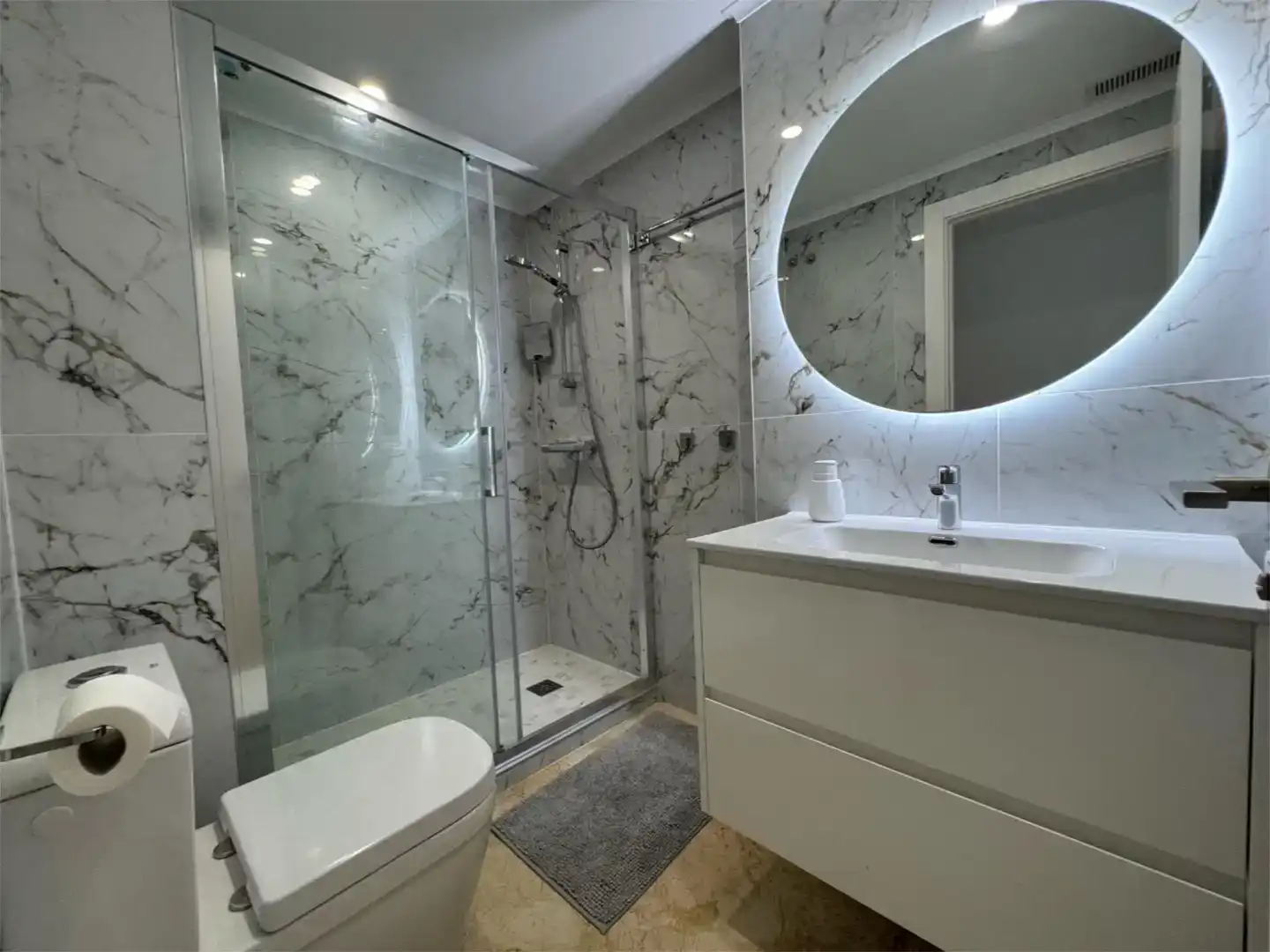Bathroom of Flat for sale in Paterna  with Air Conditioner, Swimming Pool and Balcony
