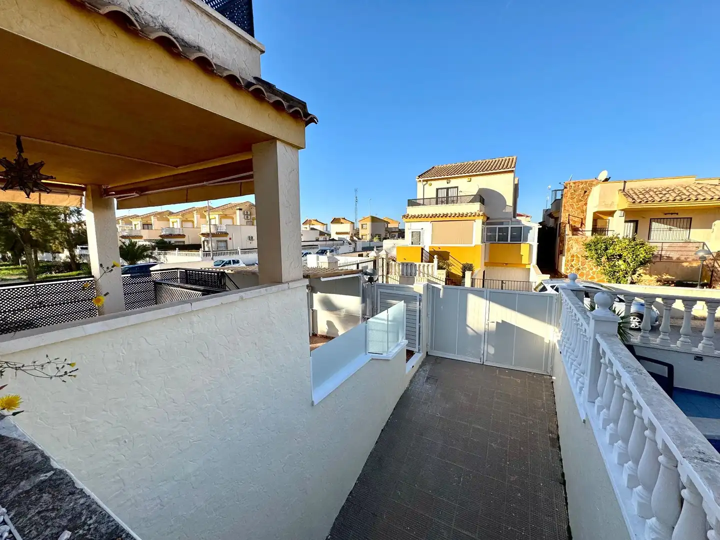 Außenansicht von Haus oder Chalet zur Miete in Guardamar del Segura mit Klimaanlage, Privatgarten und Terrasse