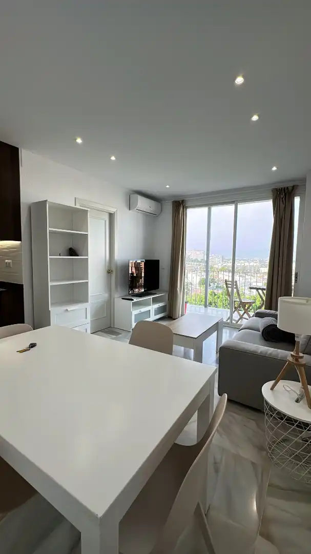 Sala de estar de Apartamento de alquiler en Torremolinos con Aire acondicionado, Terraza y Amueblado