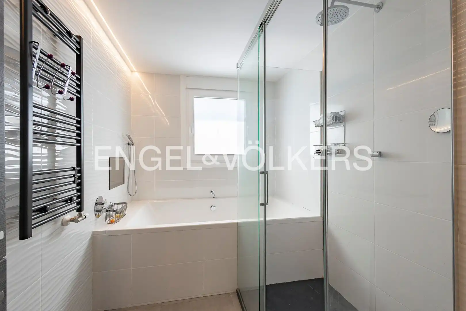 Bathroom of Houses for sale in Castelldefels  with Air Conditioner, Heating and Swimming Pool