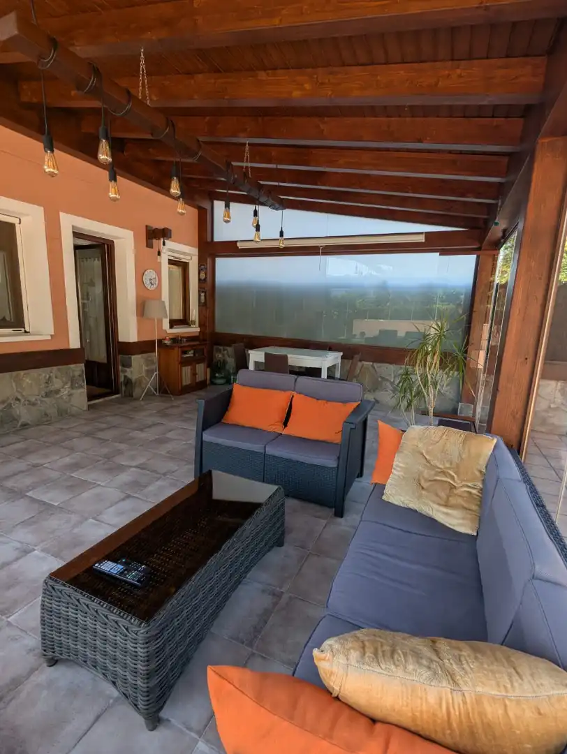 Terrasse von Einfamilien-Reihenhaus zum Verkauf in Amorebieta-Etxano mit Privatgarten, Terrasse und Balkon