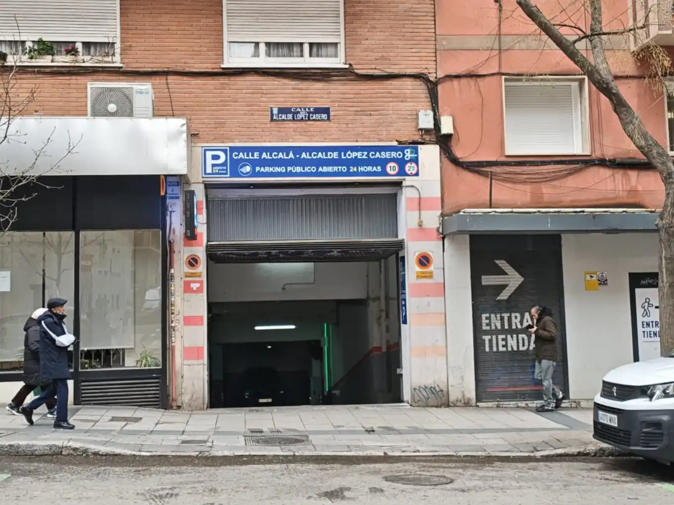 Parking of Garage for rent in Madrid  with Alarm