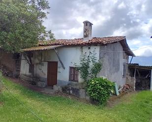 Vista exterior de Casa o xalet en venda en Parres amb Jardí privat i Moblat