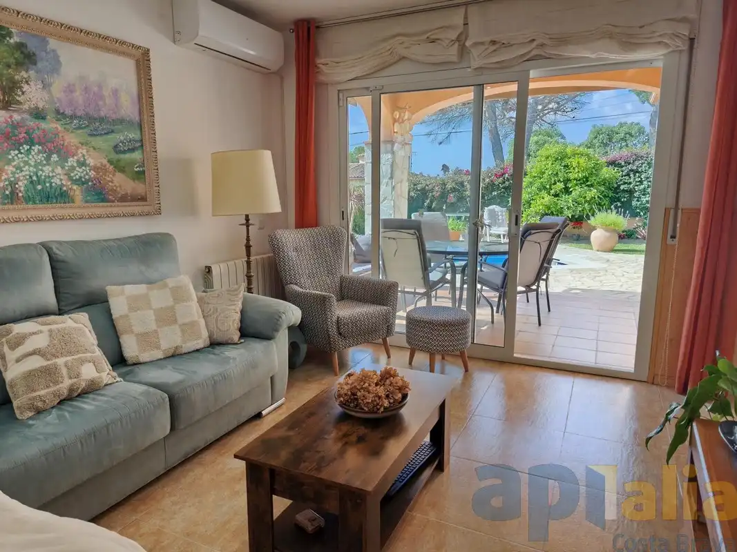 Sala d'estar de Casa o xalet en venda en Calonge i Sant Antoni amb Calefacció, Jardí privat i Terrassa