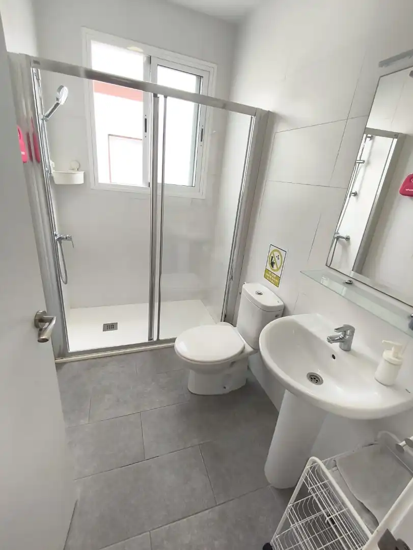 Badezimmer von Wohnung zur Miete in Las Palmas de Gran Canaria mit Parkett, Möbliert und Waschmaschine