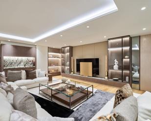 Sala d'estar de Dúplex en venda en Marbella amb Aire condicionat, Terrassa i Traster