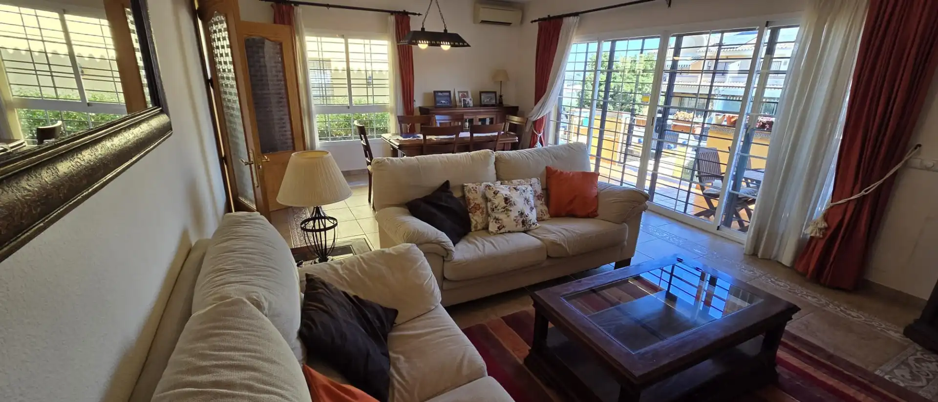 Sala d'estar de Casa adosada en venda en Alhaurín de la Torre amb Aire condicionat, Jardí privat i Terrassa
