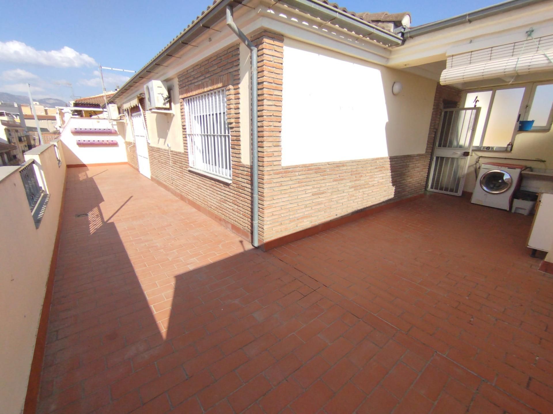 Vista exterior de Àtic de lloguer en Maracena amb Calefacció i Terrassa