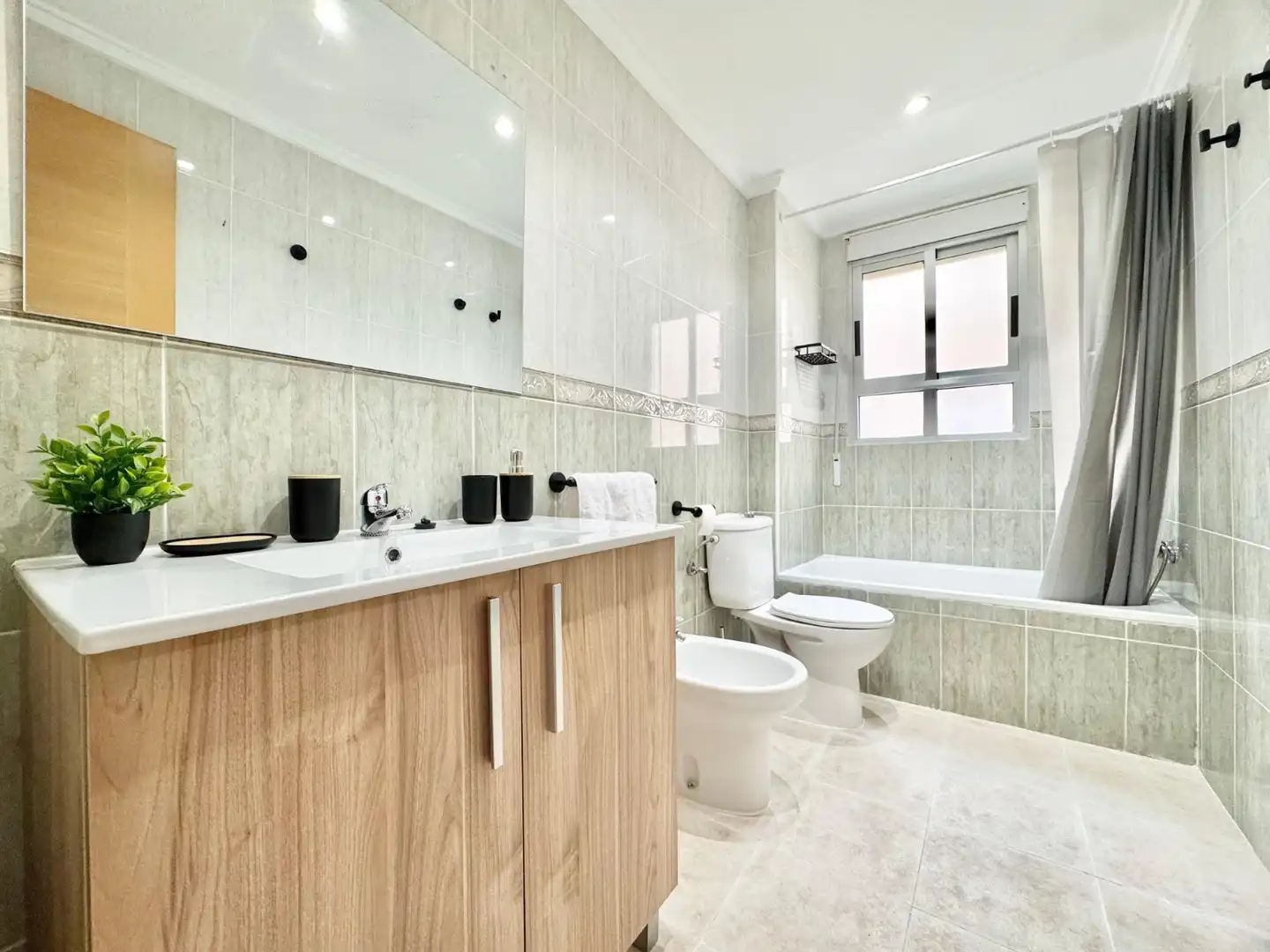 Bany de Apartament de lloguer en Torrevieja amb Aire condicionat, Moblat i Rentadora