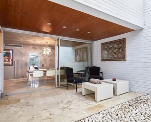 Sala d'estar de Casa adosada en venda en  Barcelona Capital amb Aire condicionat, Calefacció i Jardí privat
