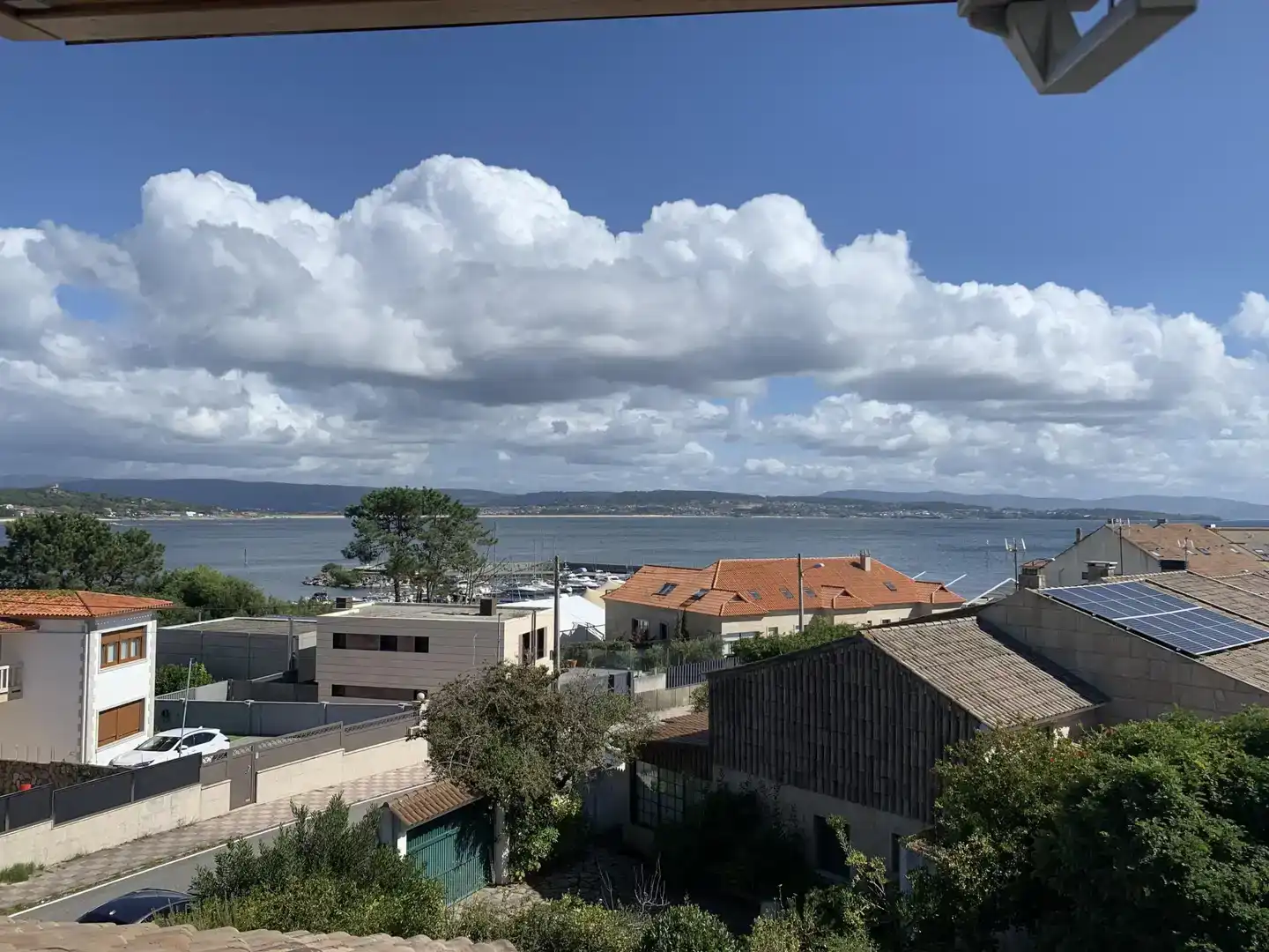 Vista exterior de Casa o xalet en venda en O Grove   amb Jardí privat, Parquet i Traster