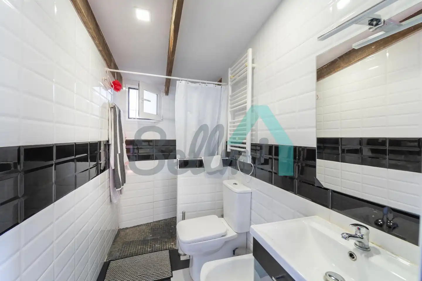 Bany de Casa o xalet en venda en Oviedo  amb Jardí privat, Terrassa i Traster