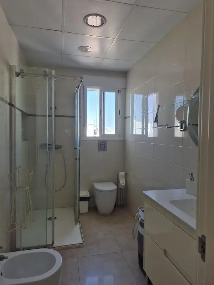 Baño de Piso de alquiler en Lucena con Aire acondicionado, Terraza y Amueblado
