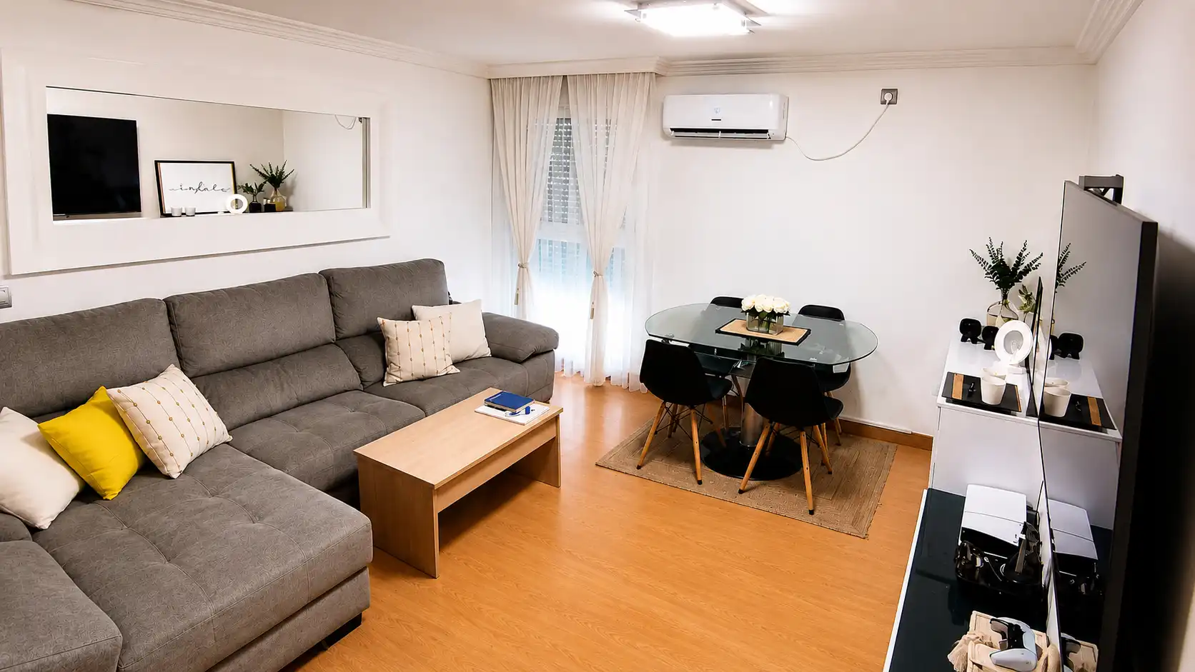 Living room of Flat for sale in Sevilla  with Air Conditioner and Furnished